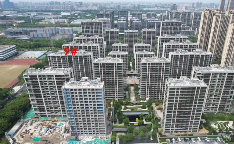 小区实景图展示园林与建筑细节
