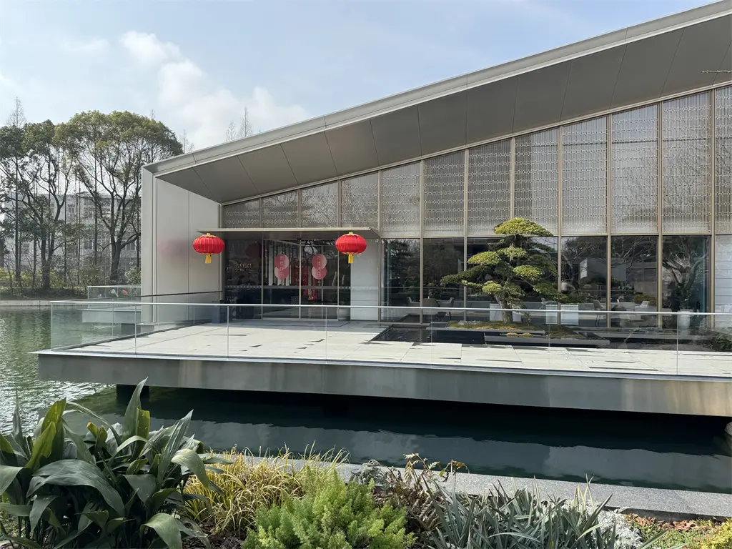 售楼处入口实景，展现尊贵的归家仪式感