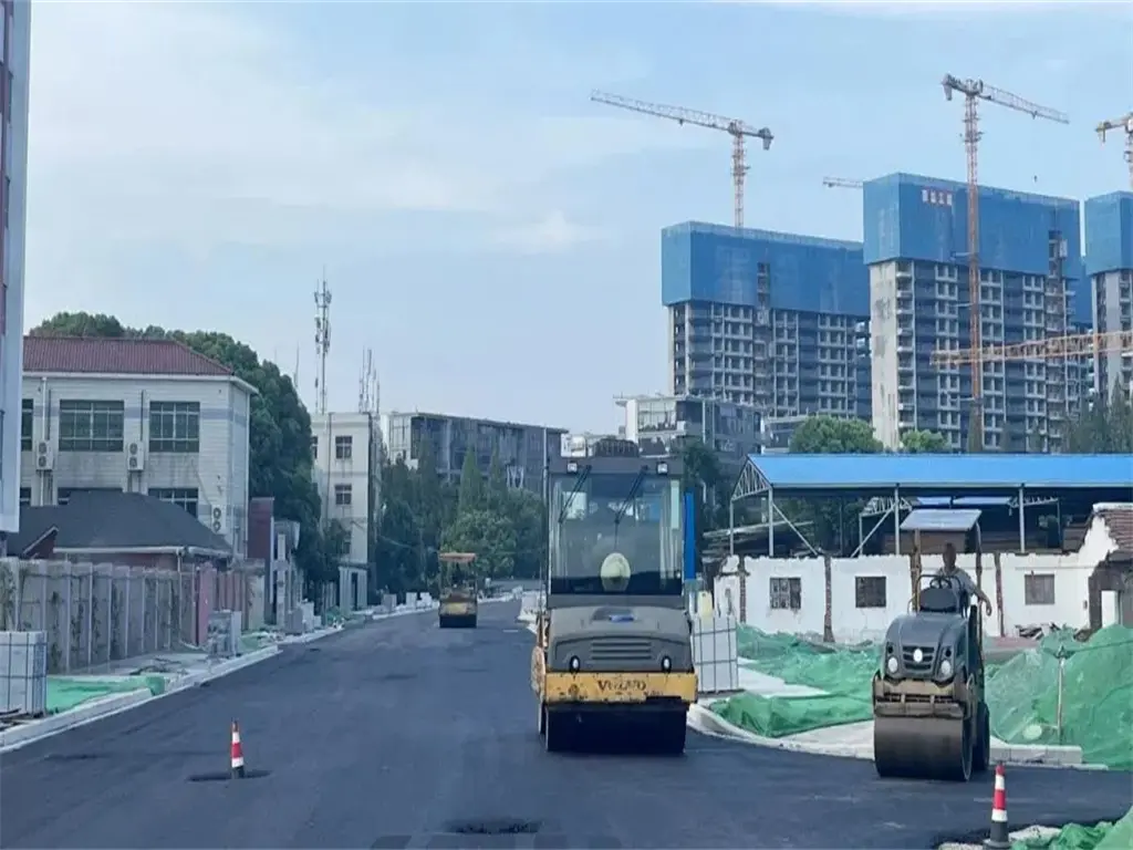 迎宾路实景，展现项目周边的成熟界面