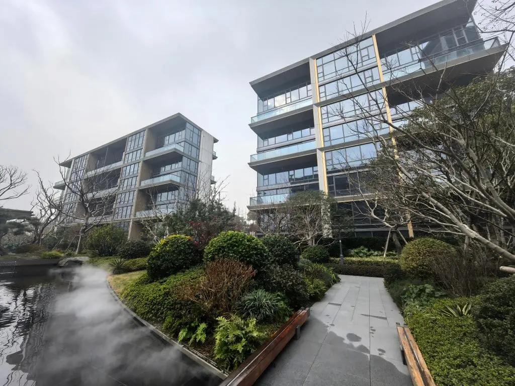 外立面实景图，展现玻璃幕墙与铝板的精致质感