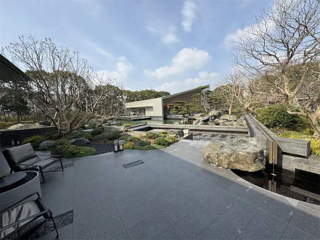 售楼处景观实景，展现项目的高端营造氛围