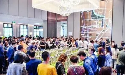 售楼处实景图,展示归家海棠长廊与奢石立面的豪宅质感