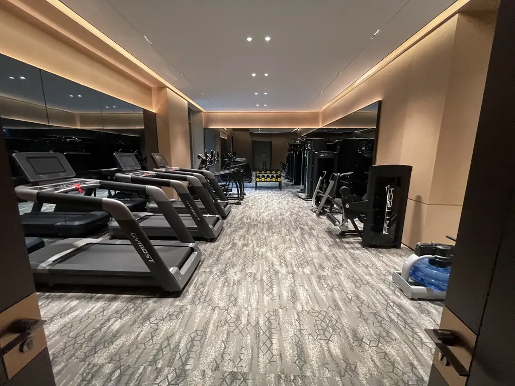 会所健身房实景，高端运动空间