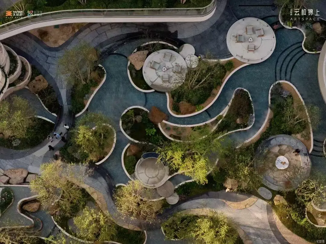 售楼处实景图:现代简约的建筑入口,彰显国企质感