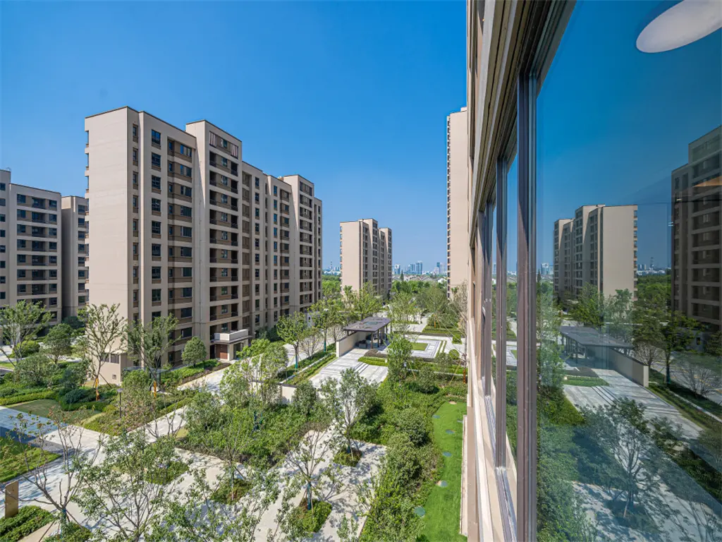 小区中央景观:镜面水景与草坪