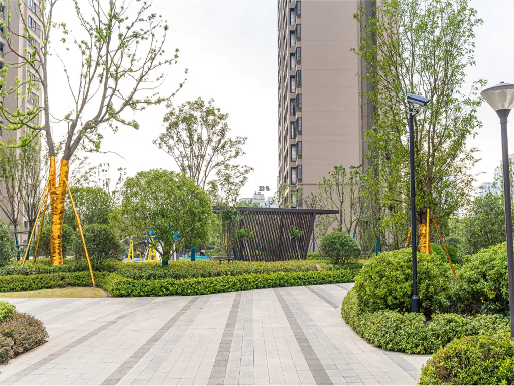 小区内部绿植与休闲空间